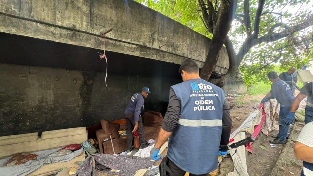 Agentes da Seop e da Subprefeitura atuam em ponto que servia de abrigo para pessoas em situação de rua