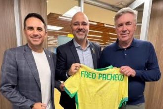 O coordenador-geral-executivo das seleções masculinas da CBF, Rodrigo Caetano, o deputado estadual Fred Pacheco e o técnico Carlo Ancelotti