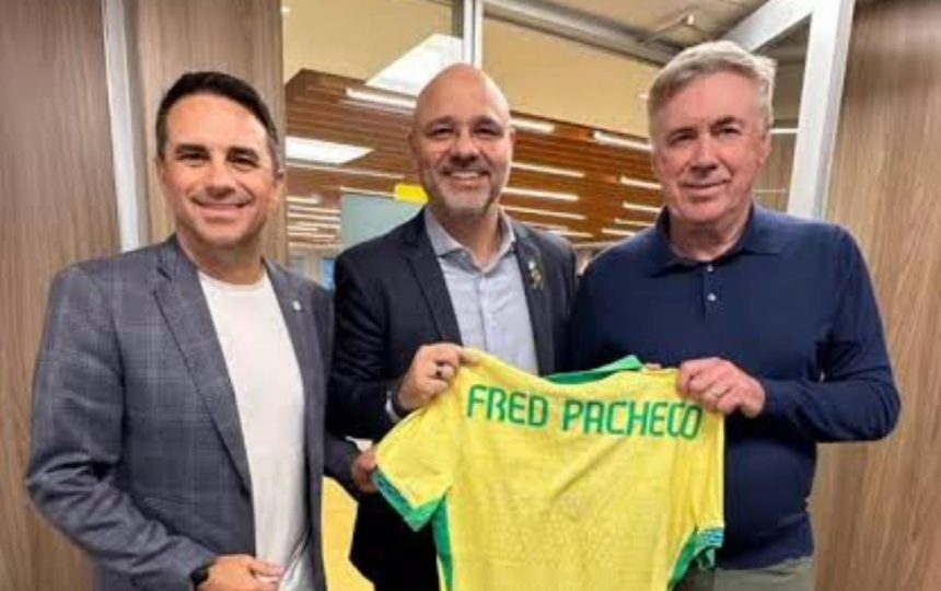 O coordenador-geral-executivo das seleções masculinas da CBF, Rodrigo Caetano, o deputado estadual Fred Pacheco e o técnico Carlo Ancelotti