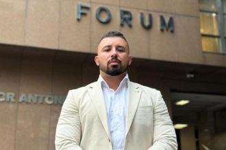 Yuri Moura no TJ-RJ após julgamento da queixa-crime movida por Cláudio Castro.