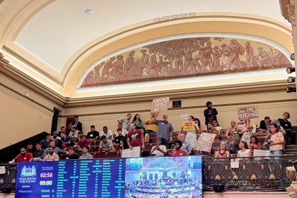 Manifestantes ocupam Câmara do Rio em protesto contra projeto que permite concessão de parques e praças públicas