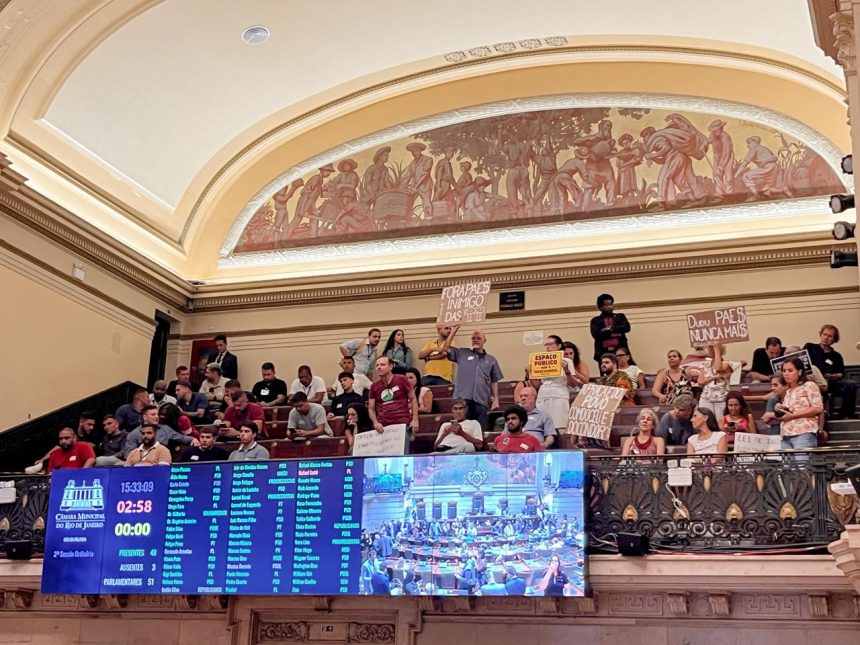 Manifestantes ocupam Câmara do Rio em protesto contra projeto que permite concessão de parques e praças públicas