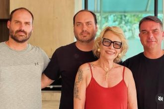 Rogéria Bolsonaro e os filhos Flávio, Carlos e Eduardo