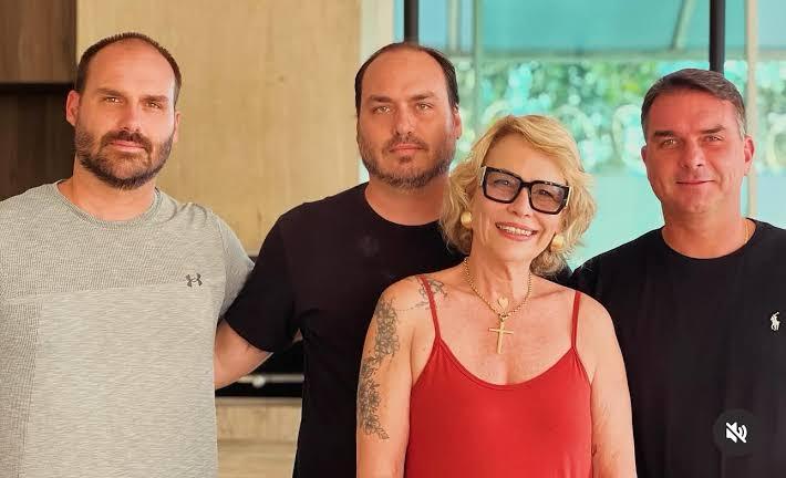 Rogéria Bolsonaro e os filhos Flávio, Carlos e Eduardo