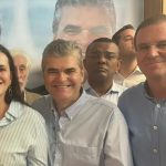 Renato de Paula, entre Eduardo Paes e Washington Reis, no evento de apresentação de Jane Reis como vice