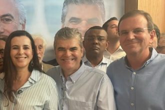 Renato de Paula, entre Eduardo Paes e Washington Reis, no evento de apresentação de Jane Reis como vice