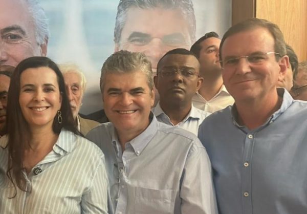 Renato de Paula, entre Eduardo Paes e Washington Reis, no evento de apresentação de Jane Reis como vice