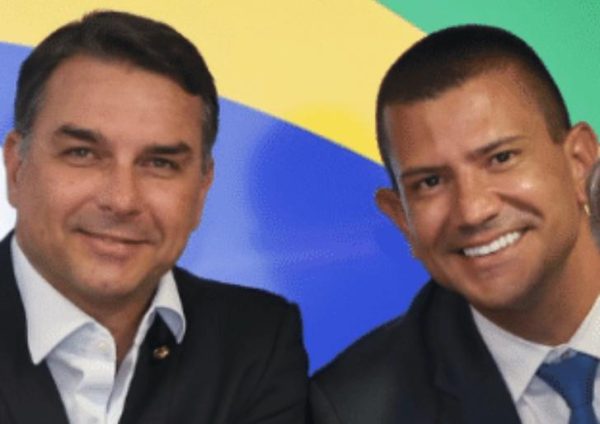 O senador Flávio Bolsonaro e o deputado estadual Douglas Ruas