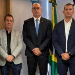 O diretor do Departamento-Geral de Polícia Especializada, André Neves; o chefe de Gabinete da Secretaria de Polícia Civil, Delmir Gouvea; o secretário Felipe Curi; o pré-candidato a governador, Douglas Ruas; e o senador e presidente municipal do PL, Bruno Bonetti