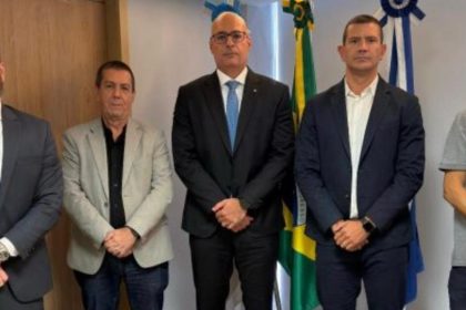 O diretor do Departamento-Geral de Polícia Especializada, André Neves; o chefe de Gabinete da Secretaria de Polícia Civil, Delmir Gouvea; o secretário Felipe Curi; o pré-candidato a governador, Douglas Ruas; e o senador e presidente municipal do PL, Bruno Bonetti