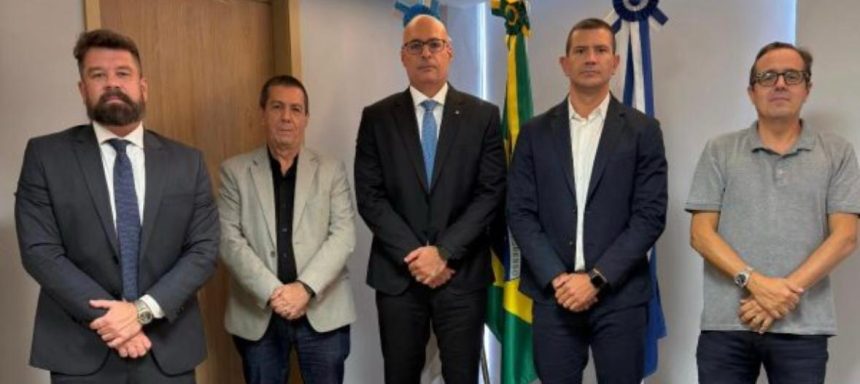 O diretor do Departamento-Geral de Polícia Especializada, André Neves; o chefe de Gabinete da Secretaria de Polícia Civil, Delmir Gouvea; o secretário Felipe Curi; o pré-candidato a governador, Douglas Ruas; e o senador e presidente municipal do PL, Bruno Bonetti