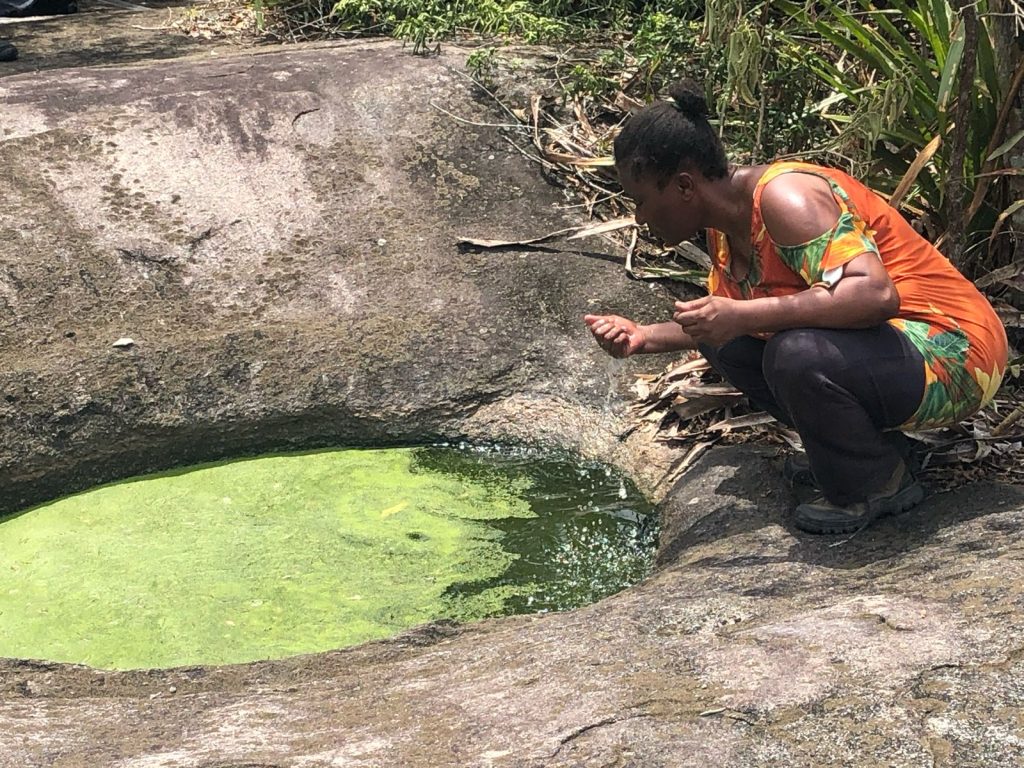 Projeto de mestrado de geóloga carioca leva captação de água a quilombo de Búzios e transforma cotidiano de comunidade