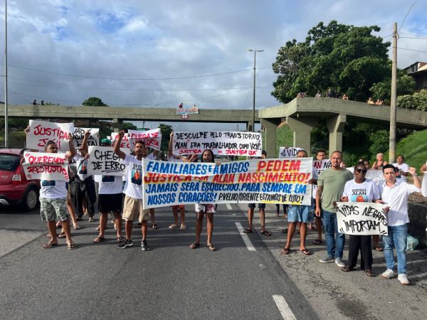 Manifestantes fecham a BR-101, em São Gonçalo, em protesto pela morte de trabalhador assassinado com tiro nas costas