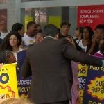 Moradores de Botafogo protestam contra a desapropriação do imóvel da Rua Barão de Itambi – Foto: TV Globo