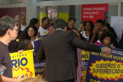 Moradores de Botafogo protestam contra a desapropriação do imóvel da Rua Barão de Itambi – Foto: TV Globo