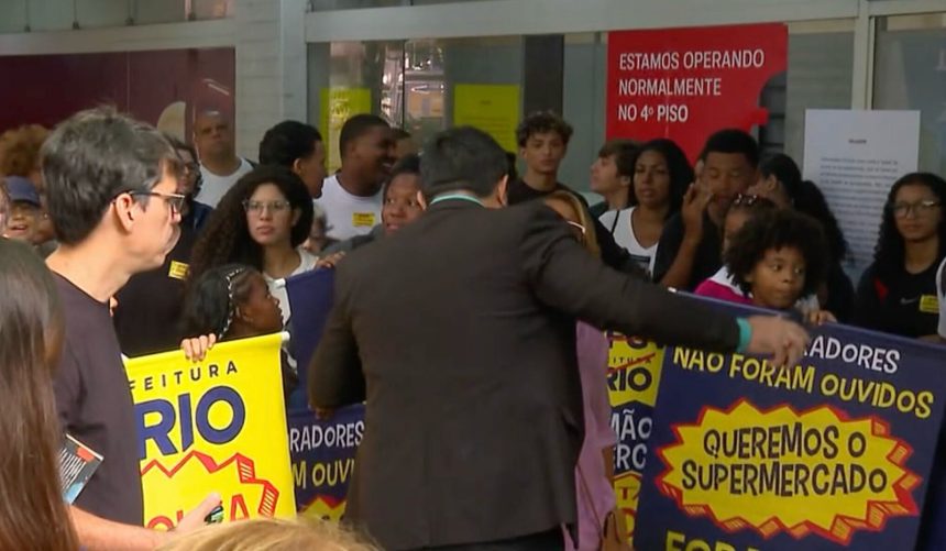 Moradores de Botafogo protestam contra a desapropriação do imóvel da Rua Barão de Itambi – Foto: TV Globo