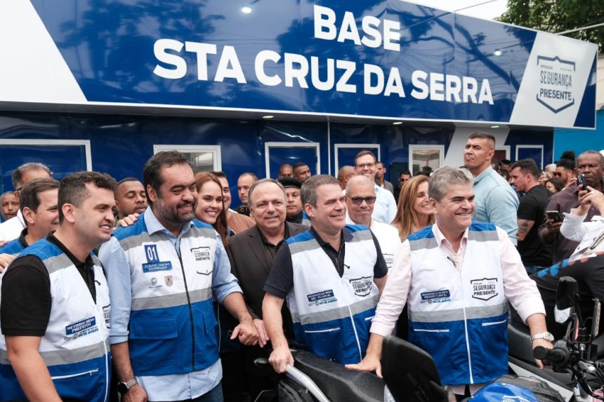 O governador Cláudio Castro e o secretário Washington Reis durante a inauguração da nova base do Segurança Presente, em Santa Cruz da Serra, em Duque de Caxias