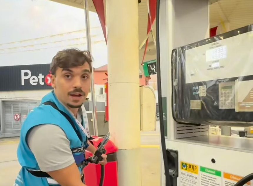 João Vitor Pires em fiscalização de posto de gasolina