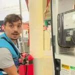 João Vitor Pires em fiscalização de posto de gasolina