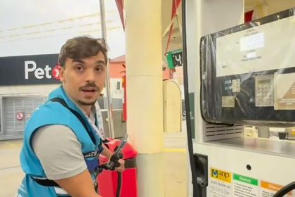 João Vitor Pires em fiscalização de posto de gasolina