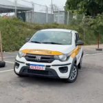 Condutor realiza prova de baliza com carro de passeio para obter CNH