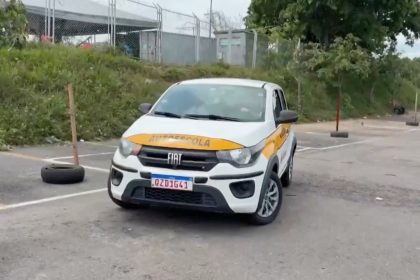 Condutor realiza prova de baliza com carro de passeio para obter CNH
