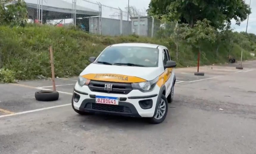 Condutor realiza prova de baliza com carro de passeio para obter CNH