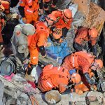 Bombeiros atuam no resgate de vítimas soterradas em escombros após desabamento no Maracanã