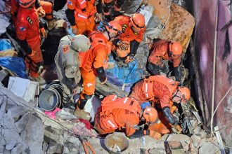 Bombeiros atuam no resgate de vítimas soterradas em escombros após desabamento no Maracanã