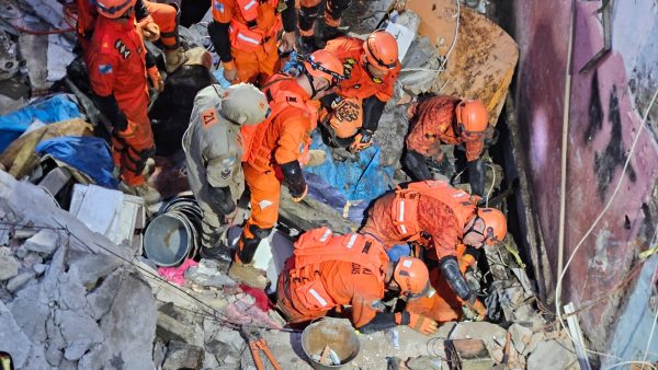 Bombeiros atuam no resgate de vítimas soterradas em escombros após desabamento no Maracanã