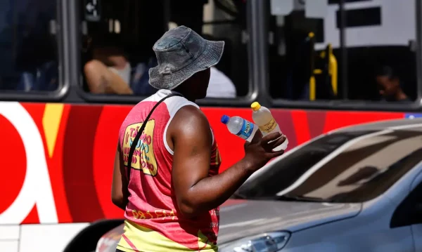 Vendedor de água no Rio durante dia de calor 2