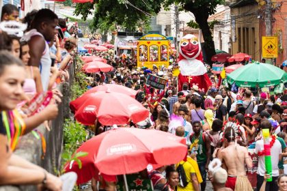 Multidão acompanha o Bloco Carmelitas em Santa Teresa; desfile foi cancelado pela primeira vez em 36 anos.