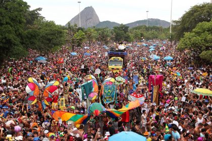 Blocos arrastam milhares de foliões no Rio; durante a festa, OAB-RJ oferece atendimento por WhatsApp para vítimas de violência e intolerância.
