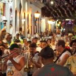 Foliões desfilam no carnaval no Centro Histórico de Paraty, tombado como patrimônio pelo Iphan