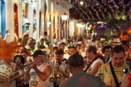 Foliões desfilam no carnaval no Centro Histórico de Paraty, tombado como patrimônio pelo Iphan