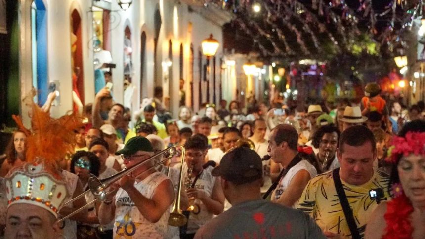 Foliões desfilam no carnaval no Centro Histórico de Paraty, tombado como patrimônio pelo Iphan