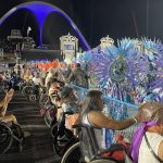 Pessoas com deficiência assistem desfiles de carnaval na Sapucaí