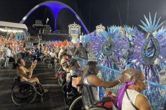 Pessoas com deficiência assistem desfiles de carnaval na Sapucaí