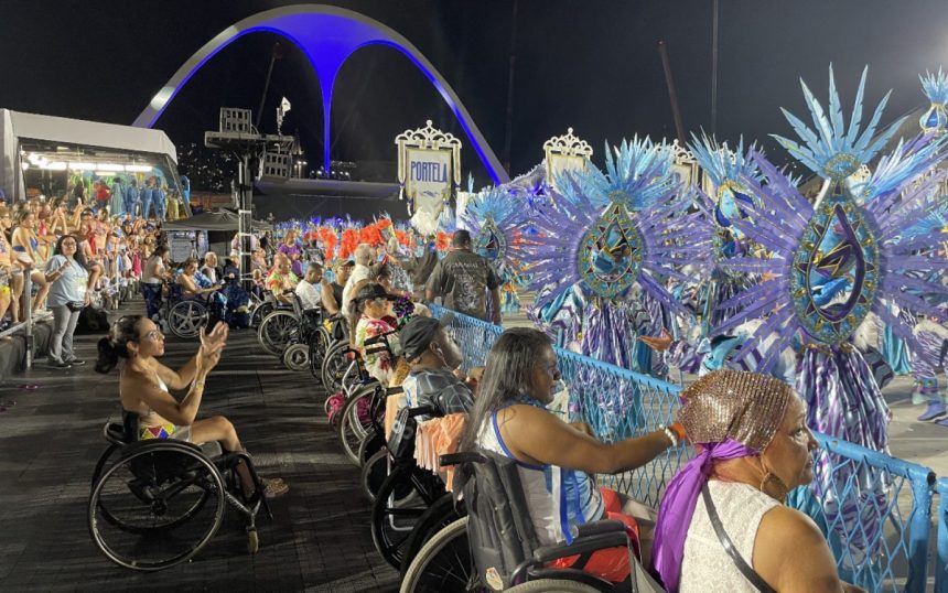 Pessoas com deficiência assistem desfiles de carnaval na Sapucaí