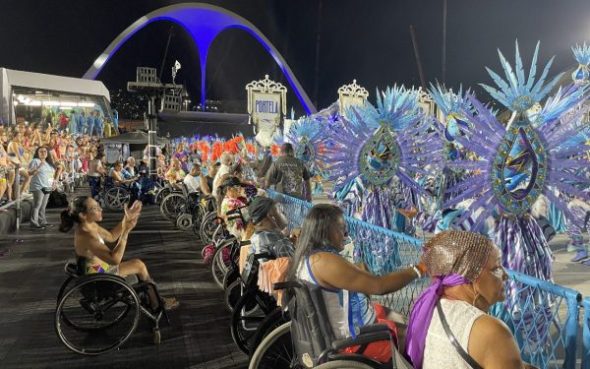 Pessoas com deficiência assistem desfiles de carnaval na Sapucaí