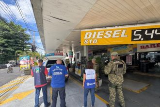 Agentes do Procon-RJ fiscalizam posto de combustíveis no Rio