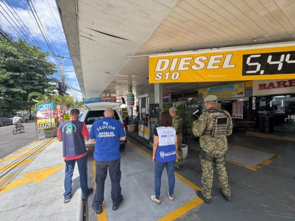 Procon usa carro ‘disfarçado’ de cliente para fiscalizar postos de gasolina no estado do Rio 57 Agentes do Procon-RJ fiscalizam posto de combustíveis no Rio