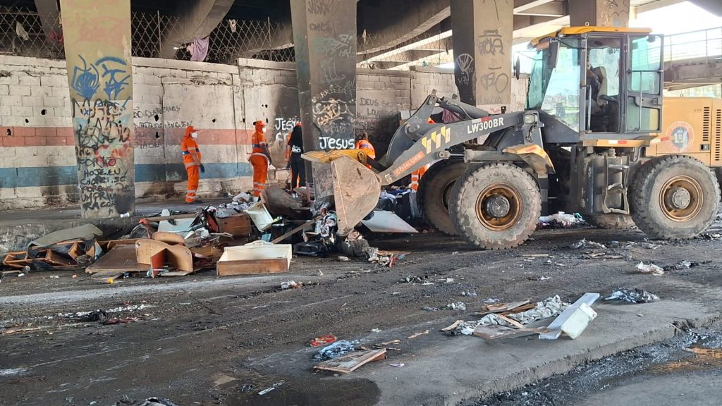 Prefeitura do Rio retira 3 toneladas de lixo e apreende armas brancas em Coelho Neto