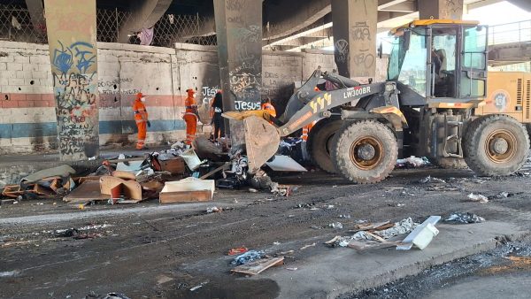 Prefeitura do Rio retira 3 toneladas de lixo e apreende armas brancas em Coelho Neto