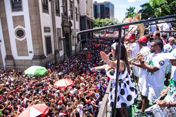 Multidão desfila no bloco Cordão da Bola Preta, no Centro do Rio