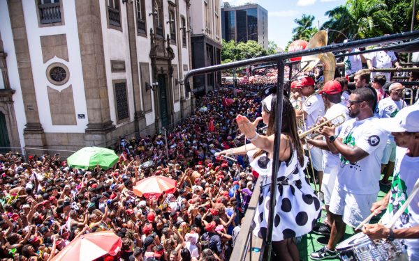 Multidão desfila no bloco Cordão da Bola Preta, no Centro do Rio