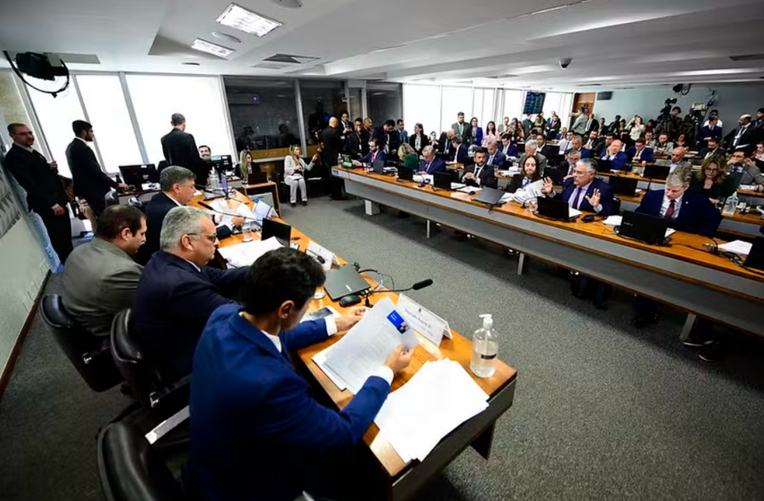 CPI do INSS: Deputado Luiz Lima (Novo-RJ) leva tapa de parlamentar do PT, que se desculpou em seguida