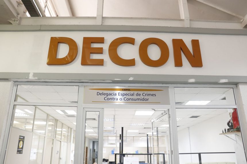 Ação da Delegacia do Consumidor resultou na prisão de donos de distribuidora e na apreensão de peixes impróprios para consumo.