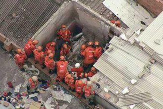 Bombeiros trabalham no resgate do homem que ficou cerca de três horas sob os escombros após desabamento em Madureira, na Zona Norte do Rio.