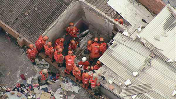 Bombeiros trabalham no resgate do homem que ficou cerca de três horas sob os escombros após desabamento em Madureira, na Zona Norte do Rio.